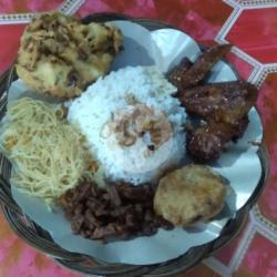 Nasi Uduk Ayam Semur Perkedel Bakwan