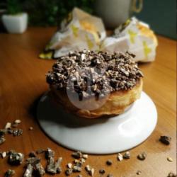 Choco Cashew Crispy Donat