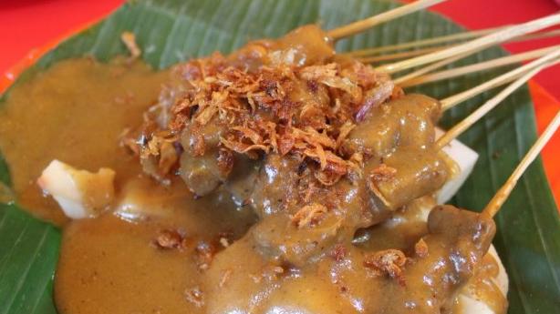 Pengunjung Mencoba Sate Padang di Pasar Baru