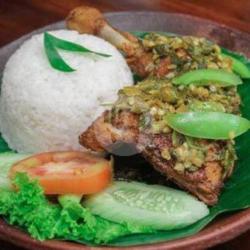 Bebek Cabe Hijau Dan Nasi Liweut