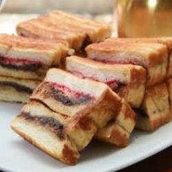 Roti Bakar 1/2 Keju Susu  1/2  Stawberry  Coklat Susu