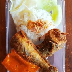 Nasi Box Lele Goreng Telor Dadar