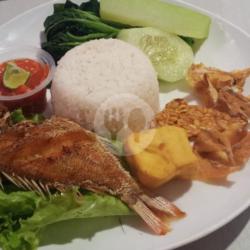 Nasi Lalapan Ikan Goreng