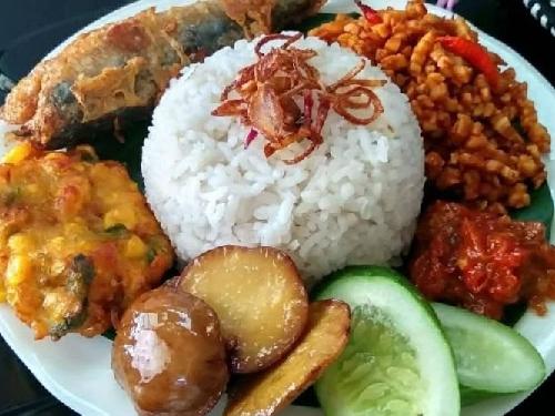 Nasi Uduk Mpo Daimah, Dekat Halte Haji Naman