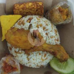 Nasi Bumbu Tempe Ayam Goreng Serundeng Paha Bawah / Sayap Sambal Rebon