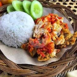 Nasi   Ayam Geprek Tanpa Tulang/ Boneless Fried Chicken   Steam Rice   Vegetable   Chili Sause.