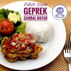 Paket Komplit  Ayam Geprek   Tahu   Tempe   Sambel Matah Bali Free Minuman