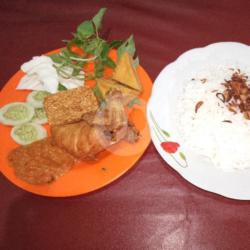 Ayam Goreng Tahu Tempe   Nasi Uduk