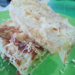 Roti Bakar Sele Strawberry Kismis