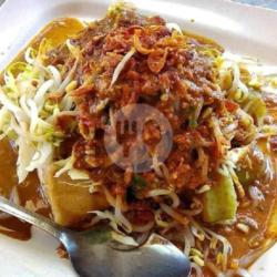 Lontong Tahu Campur Telor Ceplok