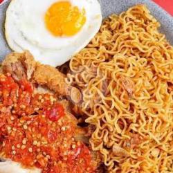 Mie Geprek   Ayam Crispy   Sambel Gebuk Spesial   Telur