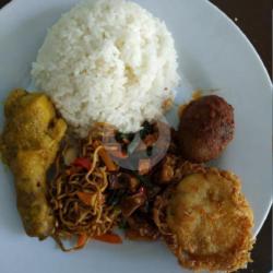 Nasi Ayam Kari Telur Perkedel Kentang