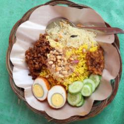 Nasi Kuning Kumplit Pake Telur Semur