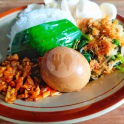 Nasi Urap Telur Semur