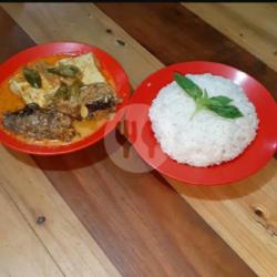 Nasi Ikan Phe Pedas Hot   Tempe   Kerupuk