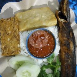 Nasi Lele, Tah, Tempe (penyetan)   Es Teh Manis