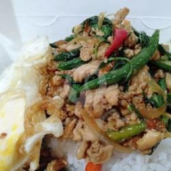 Pad Kra Pao Gai Mak Tua Nyao Khai Dao (tumis Ayam Fillet Cincang Kemangi Kacang Panjang Telur Mata Sapi)