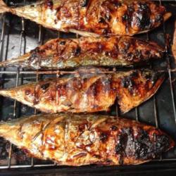 Ikan Tongkol Bakar   Sambal   Lalapan   Es Teh