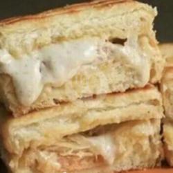 Roti Bakar Tiramisu Crunch Keju Susu