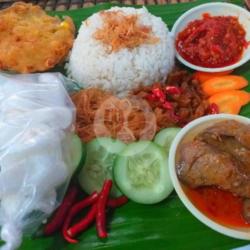 Nasi Rames Komplit   Ampela Bumbu Rendang   Gorengan