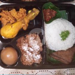 Nasi Gudeg, Ayam Goreng,telur Pindang, Tahu Bacem,l Dan Sambal Terasi (rice Bowl)