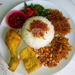 Nasi Uduk Ayam Goreng