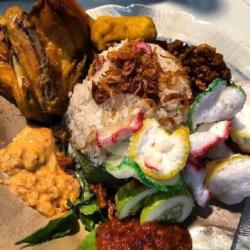 Nasi Uduk Ayam Lalapan   Es Teh