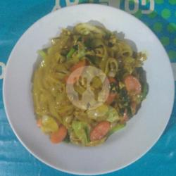 Kwetiaw Goreng Ayam Baso Sayuran Campur Telor