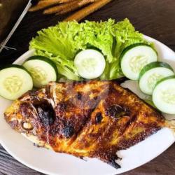 Ikan Bakar Kuwe Sedang   Nasi   Es Jeruk