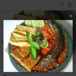 Nasi Penyetan Ikan Lele (sambal: Bawang/terasi/pencit)