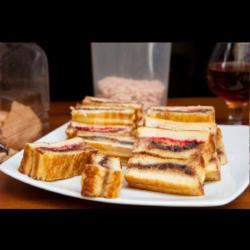 Roti Bakar Coklat Strawberry Nanas