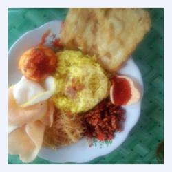 Nasi Kuning, Orek Tempe, Bihun, Telor, Gorengan Tempe Sambal, Krupuk