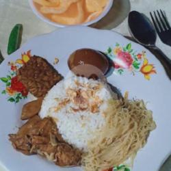 Nasi Uduk Telur Semur