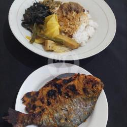 Ikan Bawal Bakar  Nasi  Sayur Nangka  Daun Singkong  Sambal