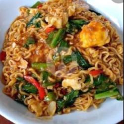 Indomie Nyemek Telur Sosis