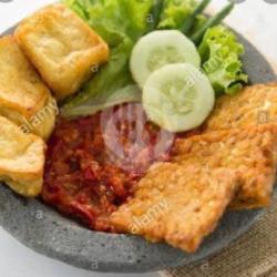 Nasi Tempe ,tahu ,terong ,lalapan   Es Teh