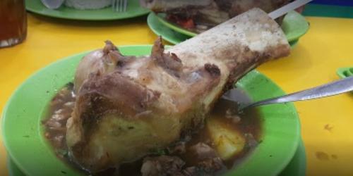 Sop iga Dipatiukur cabang setiabudi gerlong, jl setiabudi 107b bandung, dalam foodcourt nya