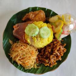 Nasi Kuning Ayam Rendang