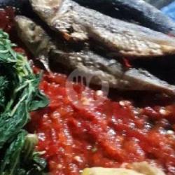 Nasi   Ikan Asin Benggol   Telur Mata Sapi   Sambel Mentah   Daun Ubi Rebus