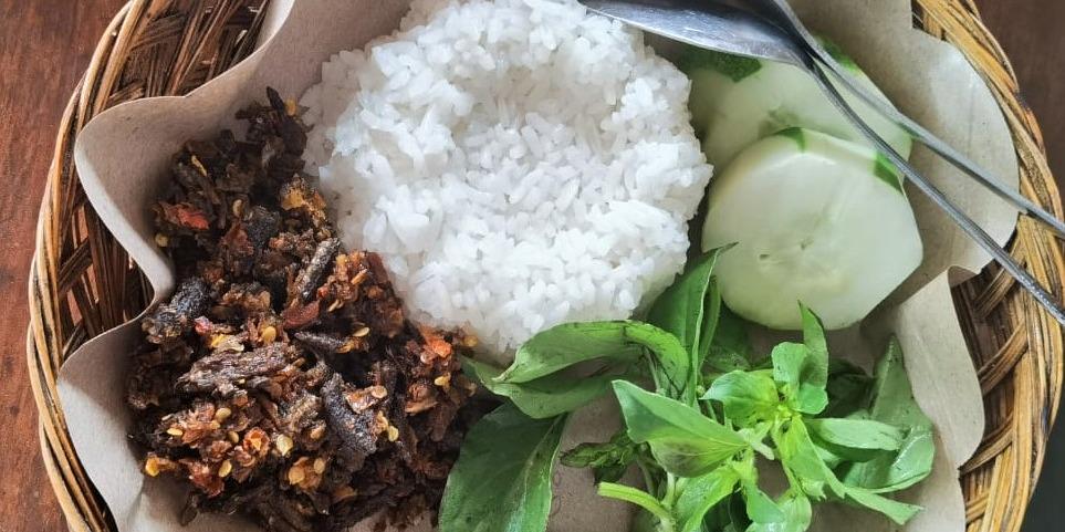 Sambel Belut, Ikan Bakar, Susu Rempah & Sop Iga "Resto Denkatul", Nangger