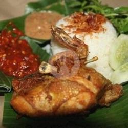 Lalapan Ayam Goreng Sambal Merah  (nasi)
