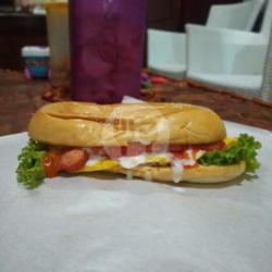 Burger Panjang Telor Sosis