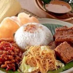 Nasi Uduk Telor Rawis Semur Tahu/tempe Bihun