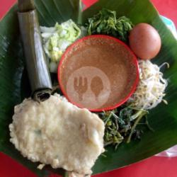 Pecel  Lontong Tempe Mendoan  Telor Rebus