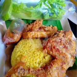 Ayam Kremes Nasi Kuning   Tempe Goreng   Es Teh Manis