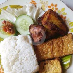 Nasi Ayam, Tahu, Tempe Goreng