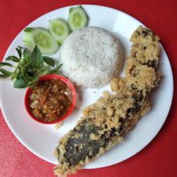 Paket Nasi   Lele Kremes   Sambel   Lalap