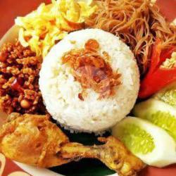 Nasi Uduk Ayam Goreng   Sambel Kentang   Bihun