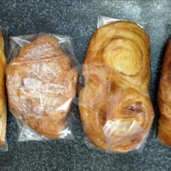 Bakery(danish Bluebary,cinnamon,almond,croisant Cheese ,croisant Almond)