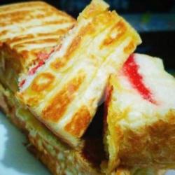 Roti Bakar Strowberry - Kacang